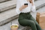 Kawa na mieście, lunch i dowóz. Ile kosztuje wygoda przeciętnego Polaka?