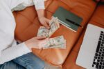 Praca zdalna: kto naprawdę na niej oszczędza – pracownik czy firma?
