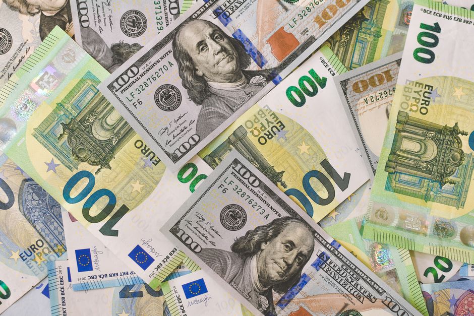 Co dalej z kursem dolara? Złoty w ogniu geopolitycznych wahań i decyzji banków Co dalej z kursem dolara? Złoty w ogniu geopolitycznych wahań i decyzji banków
