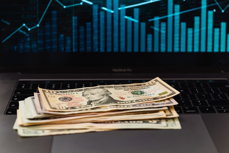 Dolar traci po raz pierwszy od tygodni. Rynki finansowe reagują na sygnały z USA Dolar traci po raz pierwszy od tygodni. Rynki finansowe reagują na sygnały z USA
