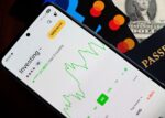 Inwestycje globalne w telefonie. VeloBank łączy siły z Saxo Bankiem