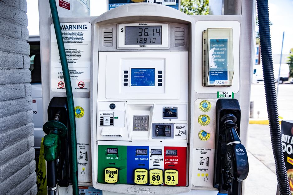 Kierowców czeka spora niespodzianka na stacjach. Benzyna w dół, a diesel pod prąd Kierowców czeka spora niespodzianka na stacjach. Benzyna w dół, a diesel pod prąd