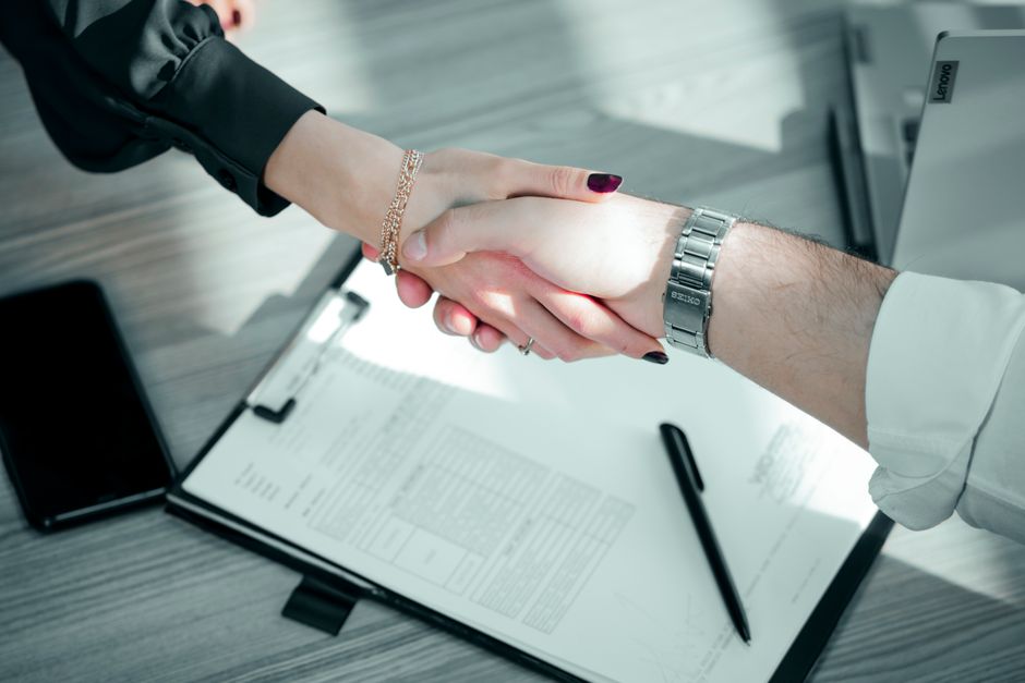 Przejście z kontraktu B2B na etat. Co naprawdę zmienia się w portfelu i przepisach? Przejście z kontraktu B2B na etat. Co naprawdę zmienia się w portfelu i przepisach?