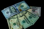 Silny dolar i zadyszka euro. Co napędza zmiany na rynku walut?